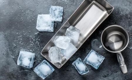 まるでお店の氷！？　水道水でOK、「溶けにくい透明な氷」がお家でも作れます　冷凍前の“ひと手間”がポイント