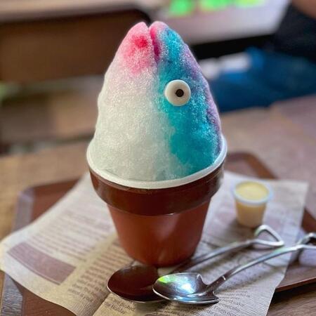 「植木鉢から魚が生えている！？」クセ強すぎる「かき氷」にネット騒然「魚さんとチュー?」「可愛いしジワる」