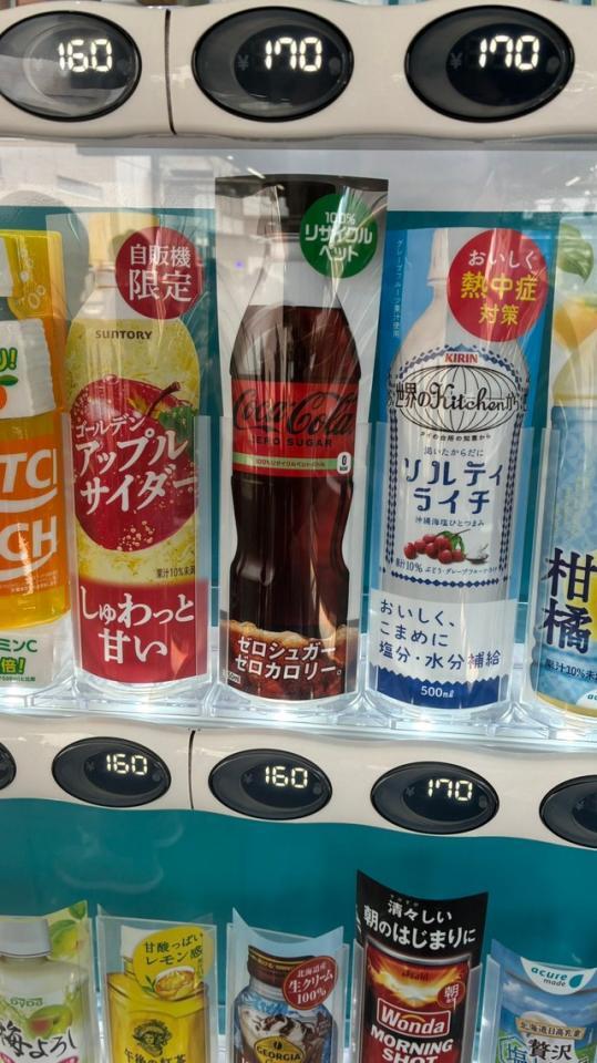 160円で販売されているペットボトルのコーラ…よく見ると違和感が／西大寺さん（@E233_16）提供