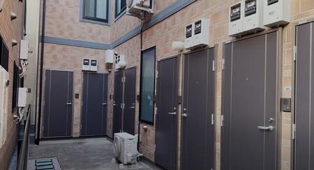 東京の狭小物件が“ここまで進化”！？ わずか10平方メートル“激セマ”アパートに「足湯付き」の衝撃　個室トイレも完備…“ミニ空間”の工夫が話題に