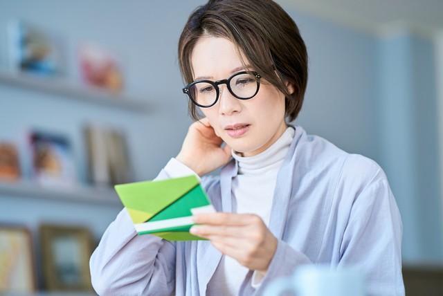 医療保険について悩む女性※画像はイメージです（maru54/stock.adobe.com/）