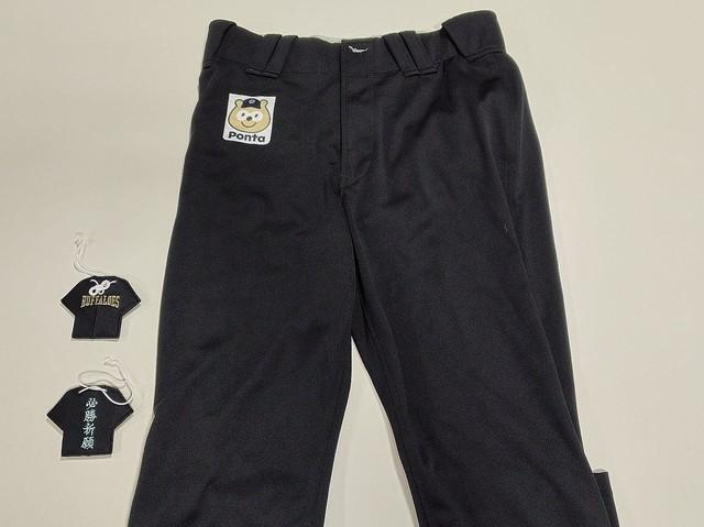 ユニフォームパンツからお守りがつくられる