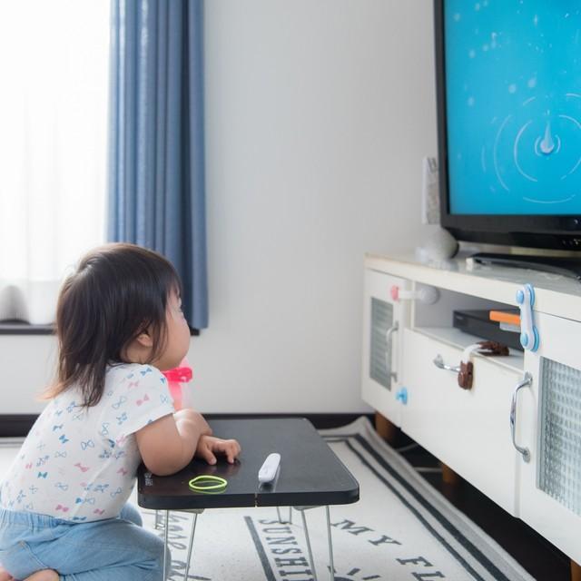 テレビに夢中な子ども…見すぎなのは注意すべき？　※画像はイメージです（shirohige/stock.adobe.com）