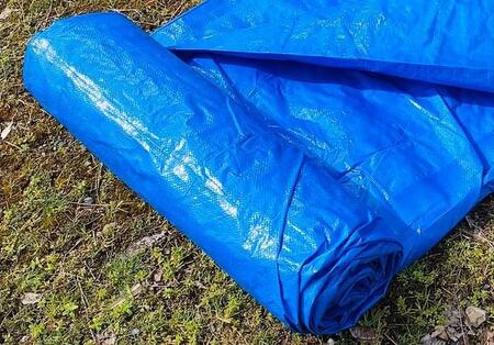 ひも通しの穴がないブルーシートを日差し避けのタープとして使う方法 「これは役に立つわぁ!」自衛隊発のライフハックが話題