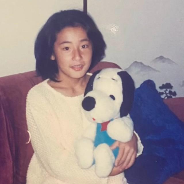 子どもの頃のmegさん。「自分のくせ毛が悲しかった　恥ずかしかった」（megさん提供）