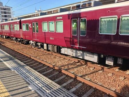 こんなに違う！？阪急電車のマルーンカラー、光や場所で5種類に変化「朝晩違って見える感じが好き」「子どもの頃の記憶は違う色」