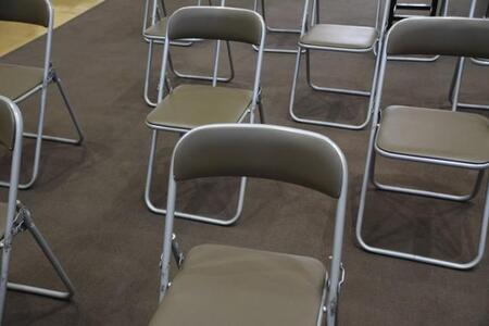 職場の災害対策、身近なあるモノが活躍、警視庁が教える担架の作り方