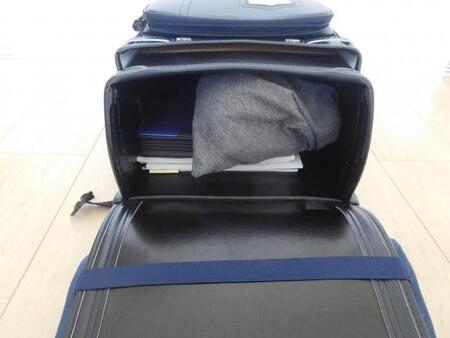 ランドセルの底から出てくるくしゃくしゃのプリント…大人になって変わらない？（photoACより「ゆるまる」さん撮影、イメージ画像）