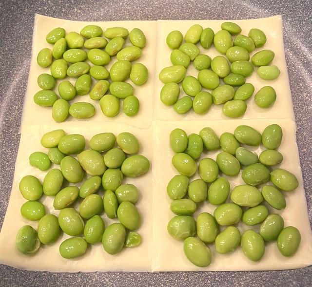 チーズの上に枝豆をのせて…（画像提供：岩崎ファーム）