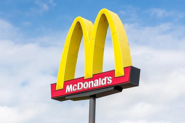 マクドナルド　おとなりへどうぞ　看板 ♧送料無料！ちょうどいいブリキ看板【 McDonald's