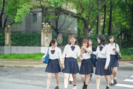 【保存版】「透けたらいやだ」夏の制服インナー”透けにくさNo.1”はこの色だった！5色を徹底検証してみた結果…