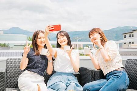 「幸せアピールがつらい」「時間のムダ」「愚痴に疲れる」…SNSをやめたい瞬間1位は？ 500人調査に見る本音と“やめられない理由”