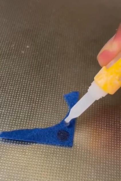 瞬間接着剤をフェルト生地にたらすと…