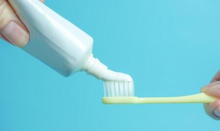 歯磨き粉、つけすぎは“逆効果”！　その理由をデンタルクリニックが解説