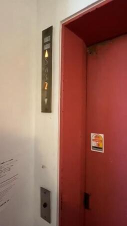 アコーディオン式のドアを手で開けると…手動扉式エレベーター都内で現役稼働「すげぇ…」