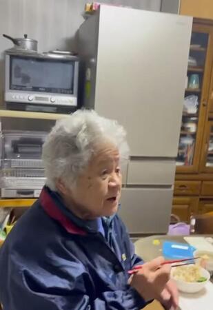 祖母、100点のリアクション…「えぇーっ!」と叫び、3人目のひ孫を全力で抱きしめた85歳 サプライズ初対面に感動の声続々