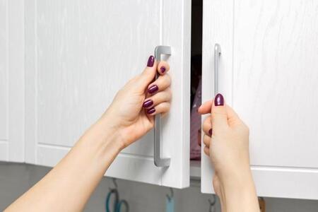 購入したものを片付けようと、戸棚を開くと…。写真はイメージです（Oleg Opryshko/stock.adobe.com）