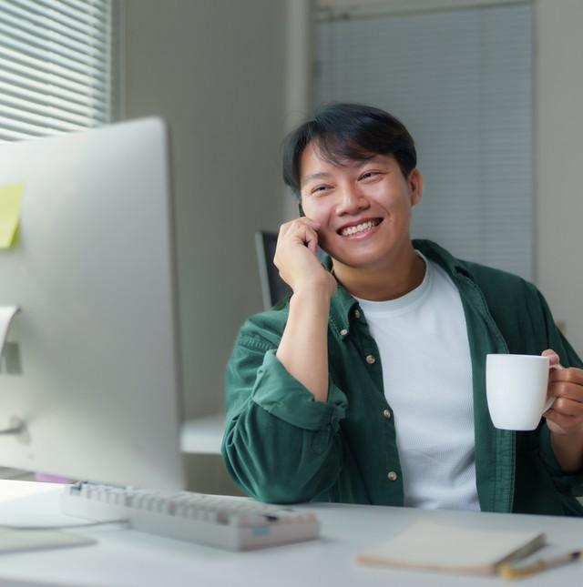 早朝サービス残業で上司から評価されているBさん、これって法的に問題じゃない？　※画像はイメージです（Crystal/stock.adobe.com）