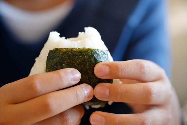 おにぎり1個に支払える金額とは？※画像はイメージです（OBU/stock.adobe.com）