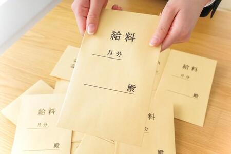 【新社会人の初任給】使い道1位は「両親や家族へのプレゼント」
