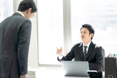 上司が「年下」ってあるある？　50代正社員の約半数がそうだった！みんなどうしてる？