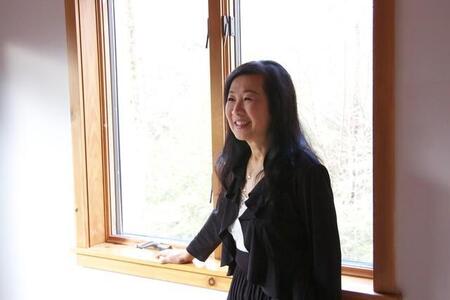 出会いは小学5年生の学校図書館 小手鞠るいさんの小説に夢中になった少女は長じて編集者に 絶版のデビュー作を復刊させた胸熱ストーリー