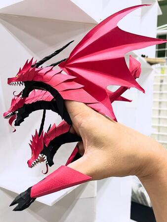 指にはめると…“手がドラゴン”に変身！？　“遊び心”から誕生した「ユビドラゴン」に3万いいね　独学の紙作家の挑戦