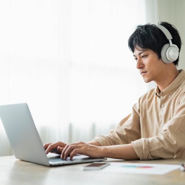 イヤホンを付けていないと仕事に集中できないという新人…　※画像はイメージです（One/stock.adobe.com）