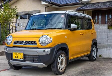 「アレ?ナンバープレートがズレてる!」 軽自動車で感じた違和感…理由を聞いてビックリ