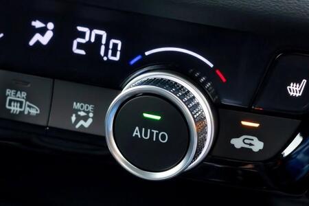 エアコンで車の燃費は悪化するのか 燃費悪化を抑える温度や風量設定はある?【整備士が解説】