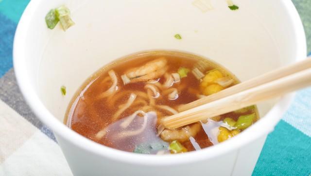 カップラーメンの汁はどこに捨てるのが良い？… ※画像はイメージです（琢也 栂/stock.adobe.com）