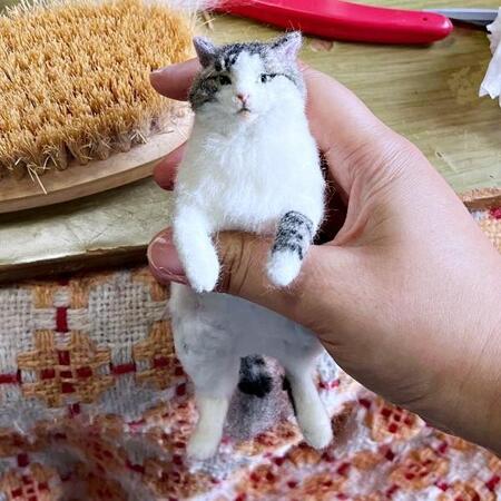 「本物の猫かと思った!」羊毛フェルトで作られた“手乗りにゃんこ” 完成度に驚きの声続出