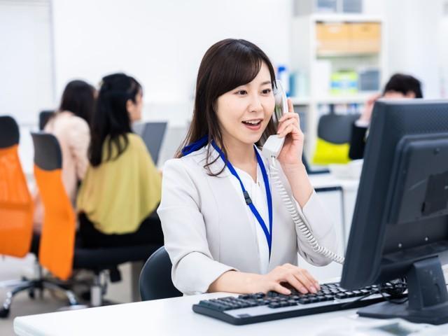 オフィスで電話中の女性　※写真はイメージ（maroke/stock.adobe.com）