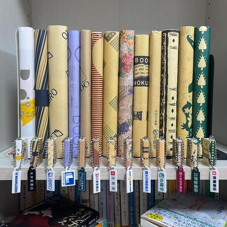 書店のブックカバーとガシャポンのキーホルダーを“全種コンプリート”　本屋を巡る読書家の情熱に18万いいね「全部並べるのが最高」