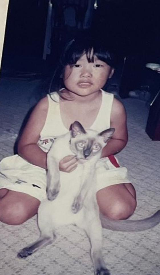 幼少期の服部さんと愛猫のセドリック・ハンゾウ/服部円さん（@madokahattori）提供