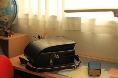 小1息子の落書きに「消せない…！」ランドセルを置く棚で見つけた母へのメッセージに「一生の思い出」