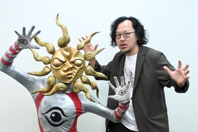 『大長編 タローマン 万博大爆発』の主役・タローマンと藤井亮監督（撮影：磯部正和）