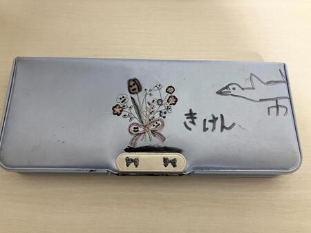 ミステリー？　筆箱に書かれた「きけん」　小2がこっそり仕掛けた“注意書き”に母びっくり　「開けたくなる～」「気になってしゃーないです」
