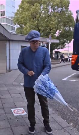 傘の上でおじさんが踊る！？不思議な傘が話題「意味もなく回したくなる」「雨の日が楽しい」