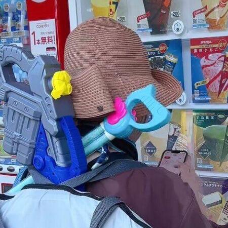 「まぁ戦士みたいなもんです」夏休み、母親の後ろ姿がまるで“ゼルダの伝説”の勇者　ただ今アイスを買うクエスト中…戦う姿に「かっこいい」