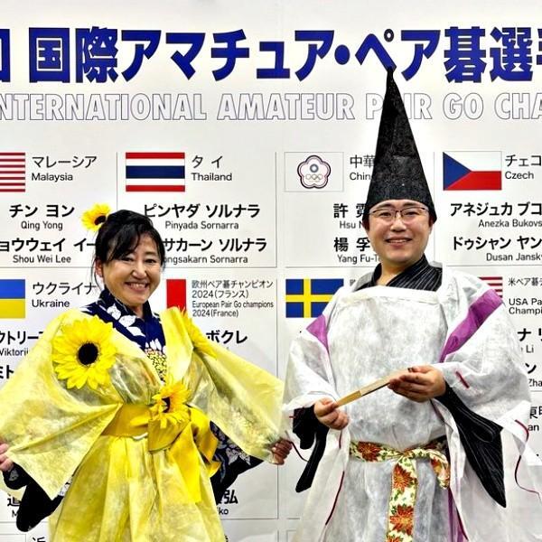 『ベストドレッサー賞』に輝いた衣装をまとって。（左から）衣装を制作した母、着用した息子（画像提供：フウセンカヅラさん）