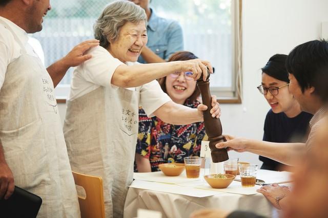 名物「特大ペッパーミル」でサラダに胡椒をかけるスタッフ　photo©️森嶋夕貴（D-CORD）