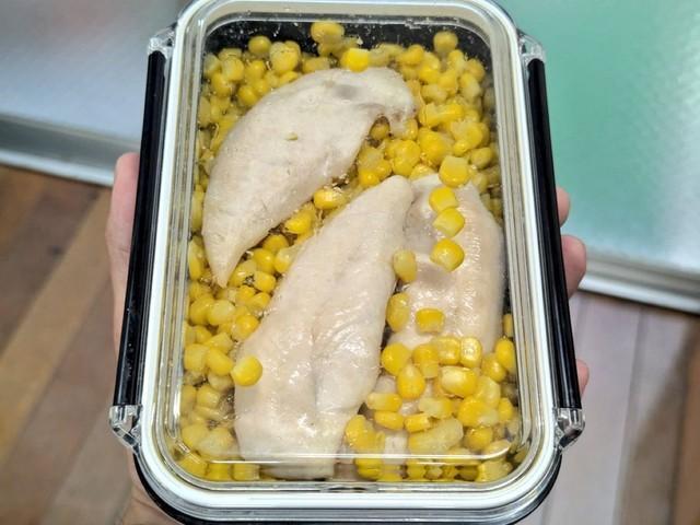 コーンとささみのみで構成された、その名も「楽園」弁当／のぎへっぺんさん（@nogiheaven）提供