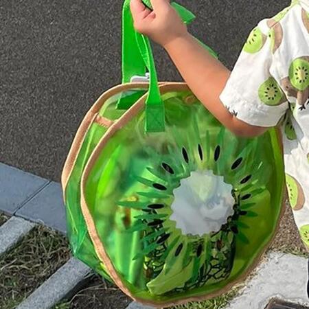 プールバッグ持たせたら…奇跡的なコーディネートに／おむろんさん（@omuron_0916）提供