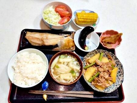 一食300円でこの品数！？ 62歳の母の手作りご飯に驚きの声　「おいしそう」「写真もお上手」「毎日こんな食事したい」「泣けちゃう」