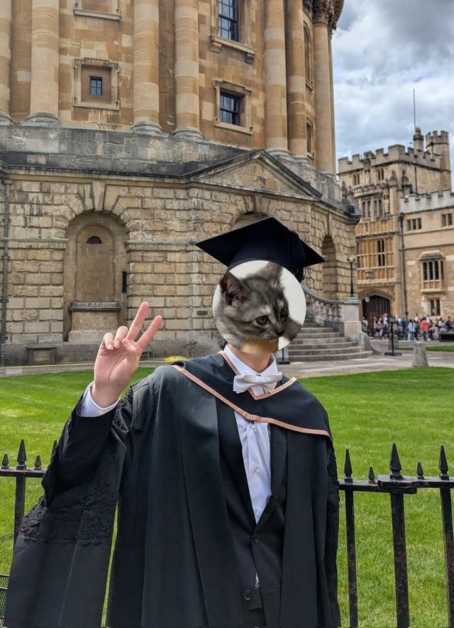 オックスフォード大で修士号を取得したしのさん（しのさん提供）