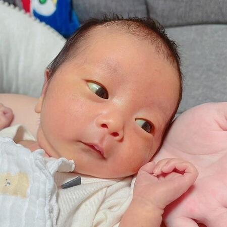 出産直後「おめめぱっちりだね」助産師さんに言われた赤ちゃん 半信半疑だった母が驚いた、9カ月後の娘の変化