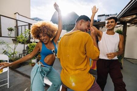 「日本人は夜、どんな音楽で踊るの?」ブラジルで高校生が聞かれた“衝撃の質問” 返答に友人は大混乱 SNSには「ラジオ体操だよ」の声多数