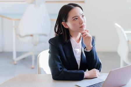 退職を検討する理由1位は「給与・待遇面」 今の会社を辞めない理由の1位は?