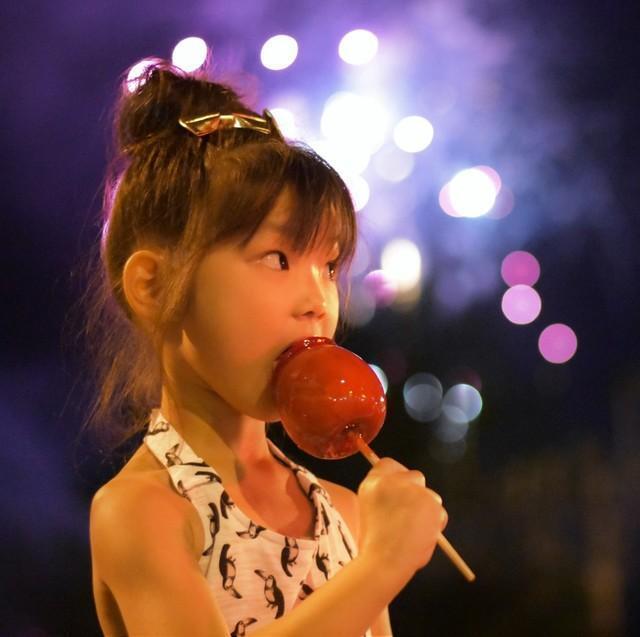 屋台で買ってないりんご飴食べちゃった…　※画像はイメージです（ちゃぁみい/photoAC）